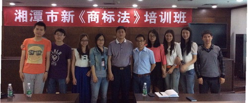 图为公司师生代表与湘潭市工商行政管理局王新平局长合影